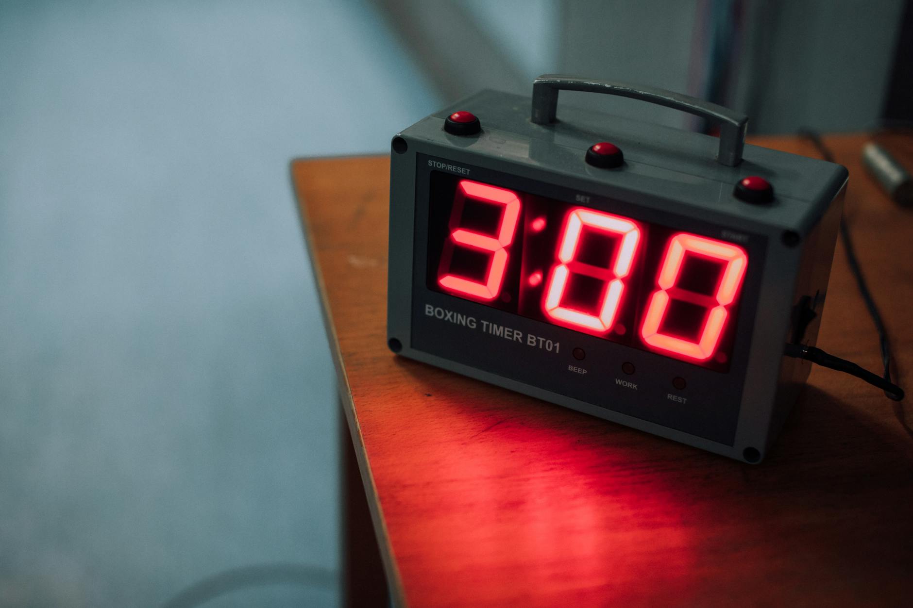 How to Spot a Forex Coaching Scam: 9 Warning Signs 5 countdown timer overlay on suspicious forex coaching landing page